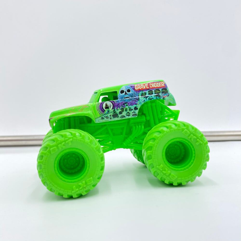 Monster Jam 1:64 Scale Die-cast Grave Digger Green Monster Truck Toy